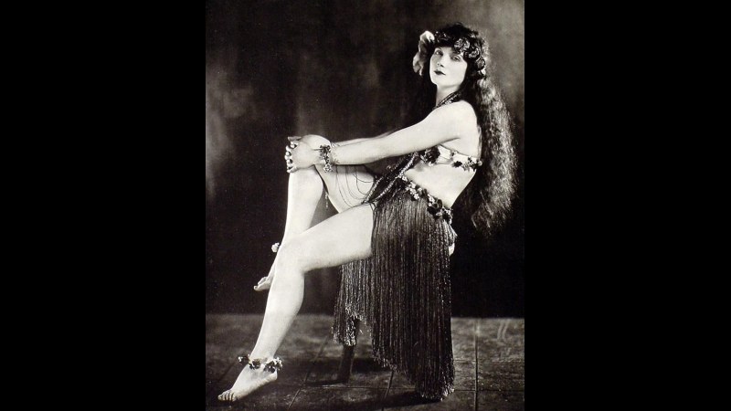 13. Le « shimmy » : quand les flappers se libèrent des contraintes de l’étiquette imposée par le corset