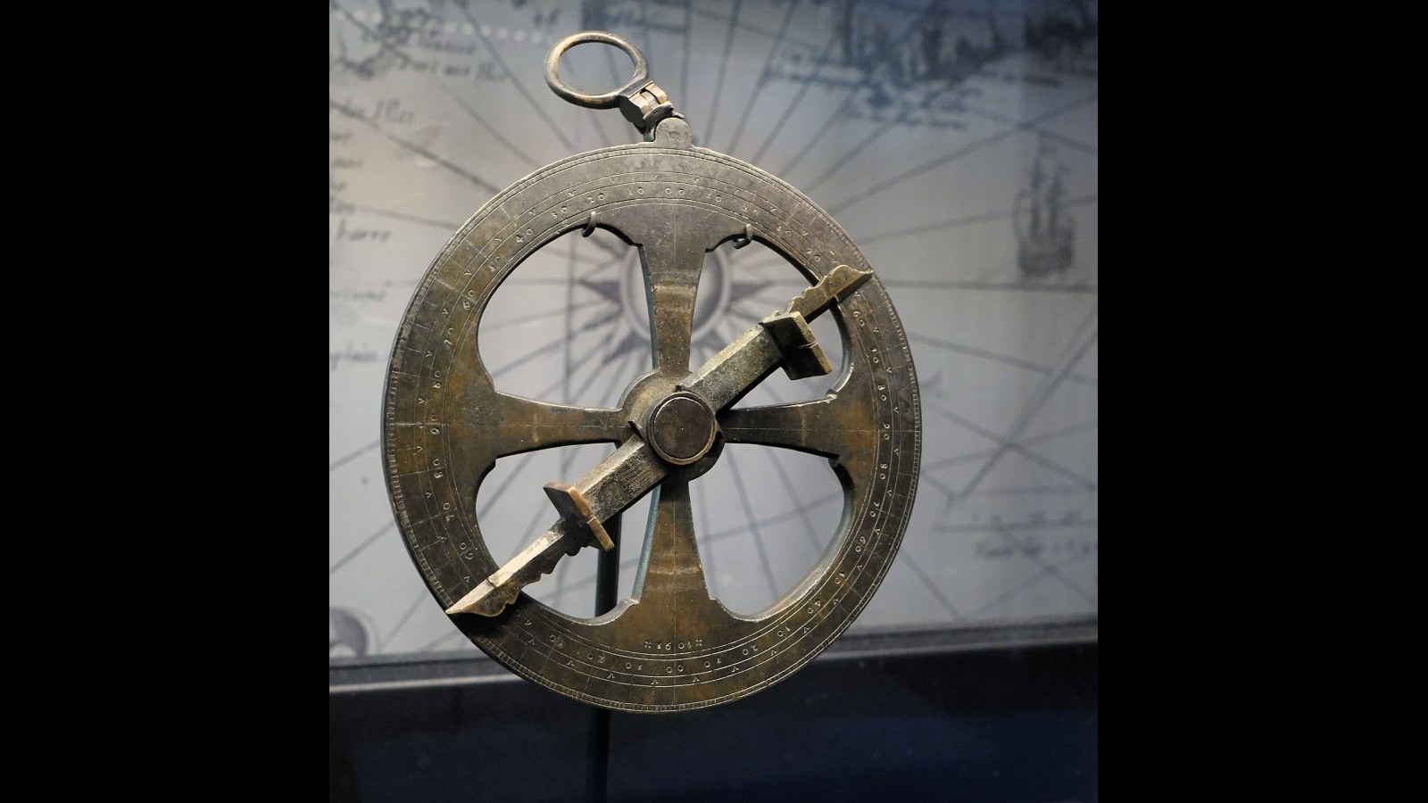 17. L'astrolabe des marins était très lourd afin que le vent ne puisse pas le déplacer