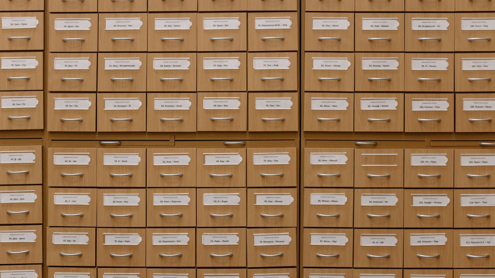2. Les catalogueurs de bibliothèque rédigeaient des fiches selon un système mis au point par Dewey et Edison