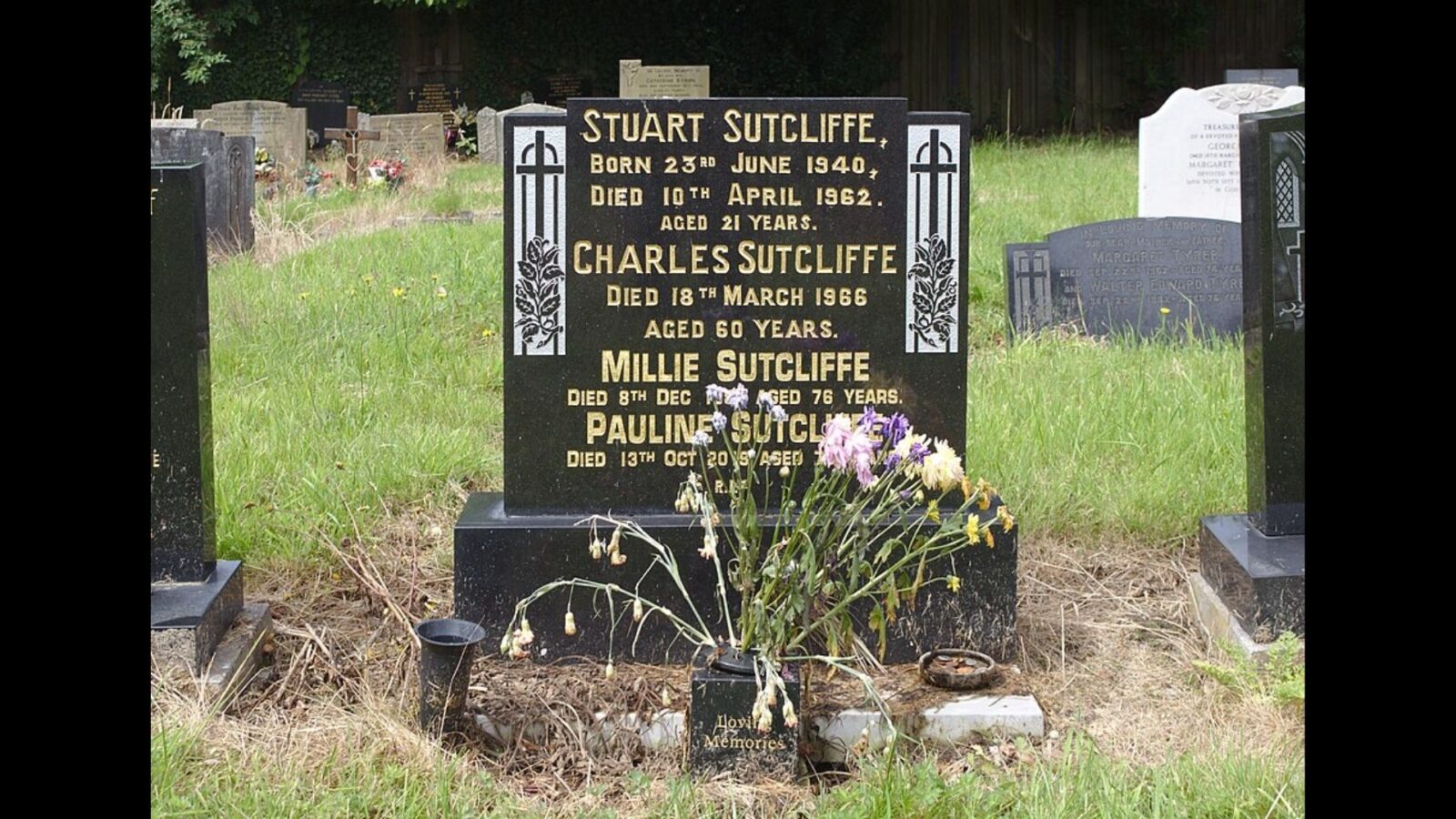 16. Stuart Sutcliffe décède d'une hémorragie cérébrale à l'âge de 21 ans