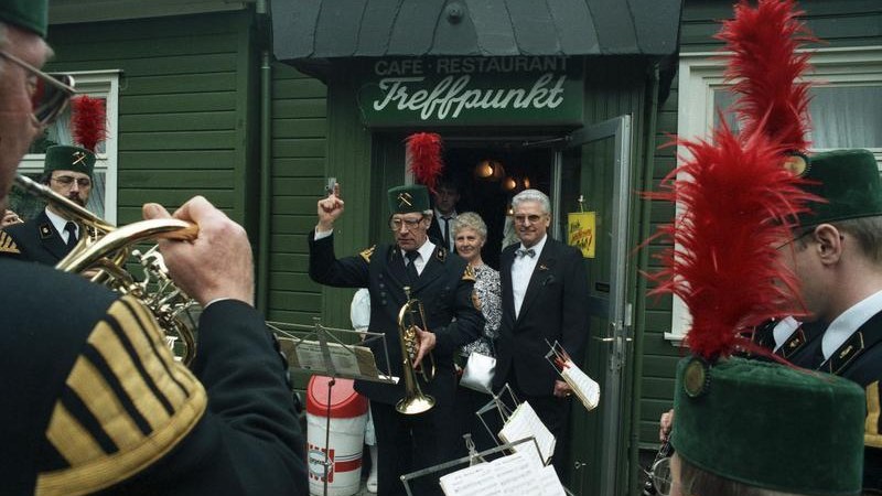 3. Une couronne d'or a été remise aux couples ayant fêté leurs 50 ans de mariage