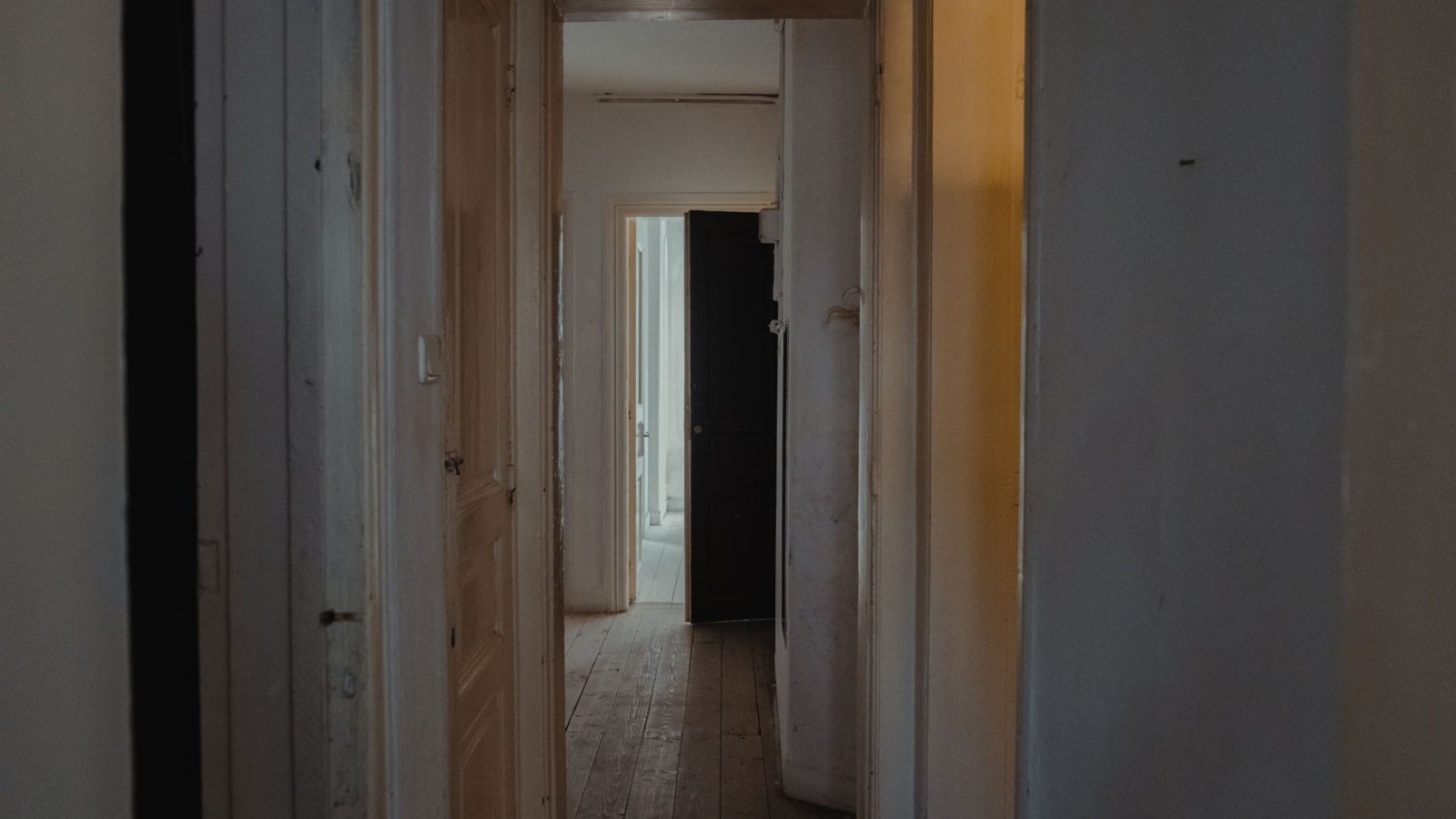 9. Les locataires de l'immeuble partageaient un seul couloir menant à l'escalier
