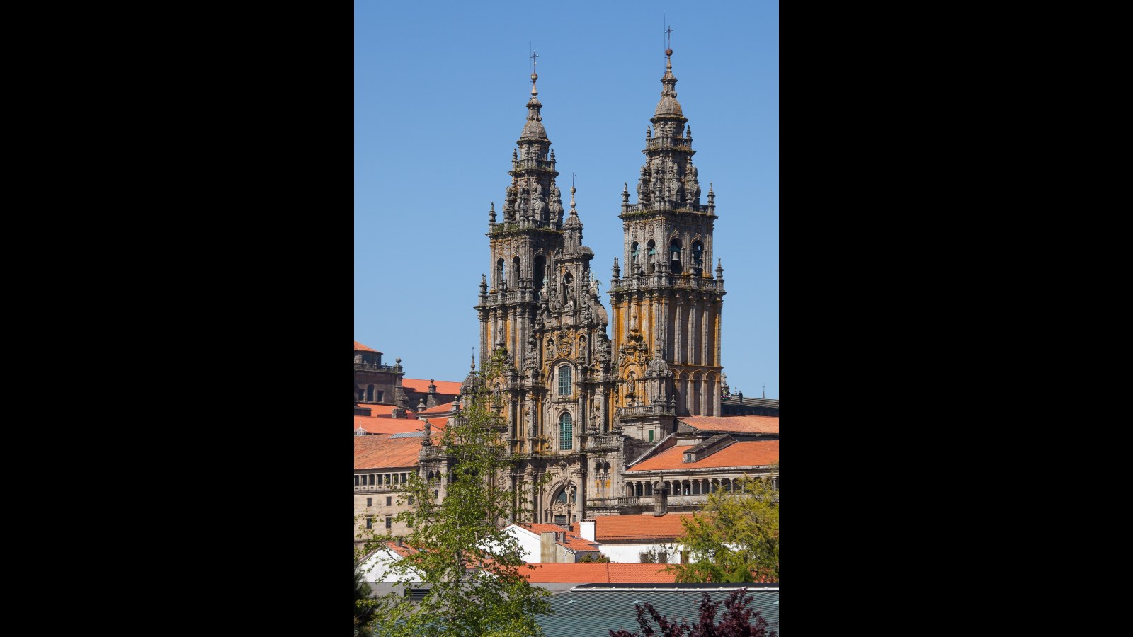 15. La célèbre façade de Santiago est de près de 700 ans plus jeune que l'église