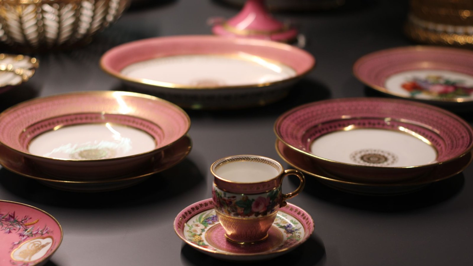 13. Le Santa Fe a servi le dîner dans sa propre vaisselle en porcelaine personnalisée.