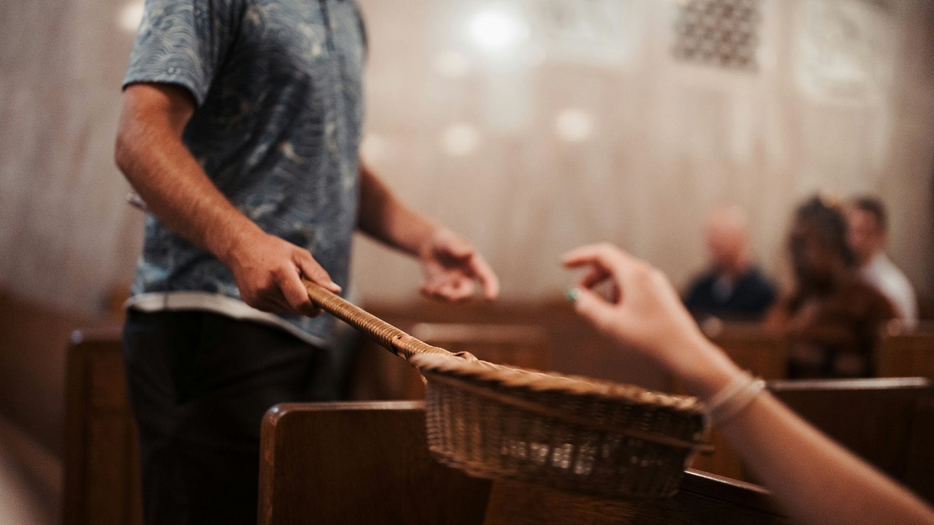 13. Faire des dons d'argent à des institutions religieuses