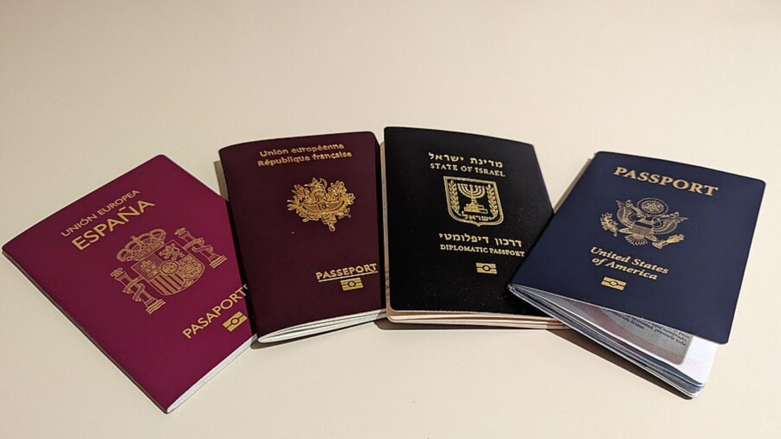 12. La Société des Nations conçoit le livret de passeport moderne