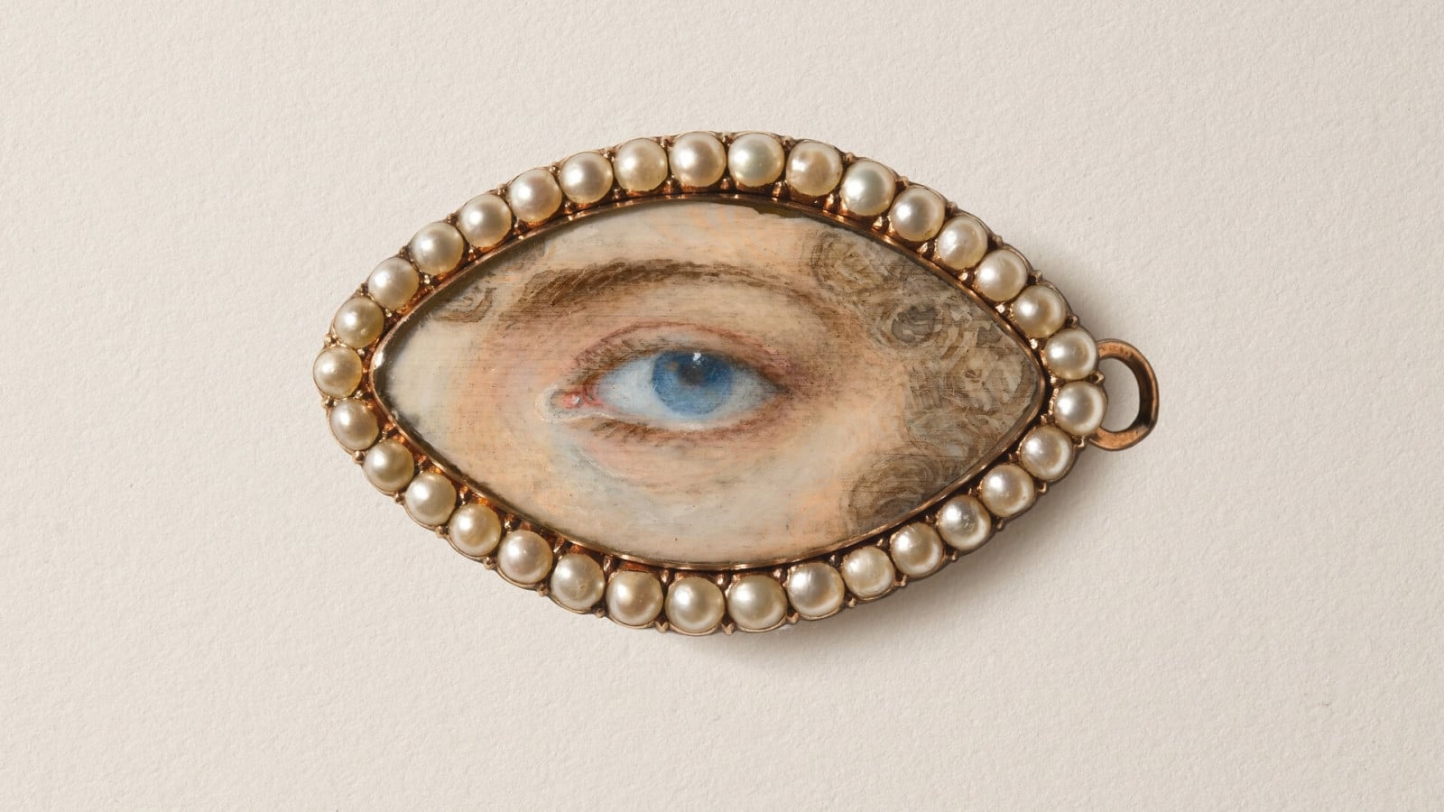 20 Secret Messages Hidden In Victorian Jewelry