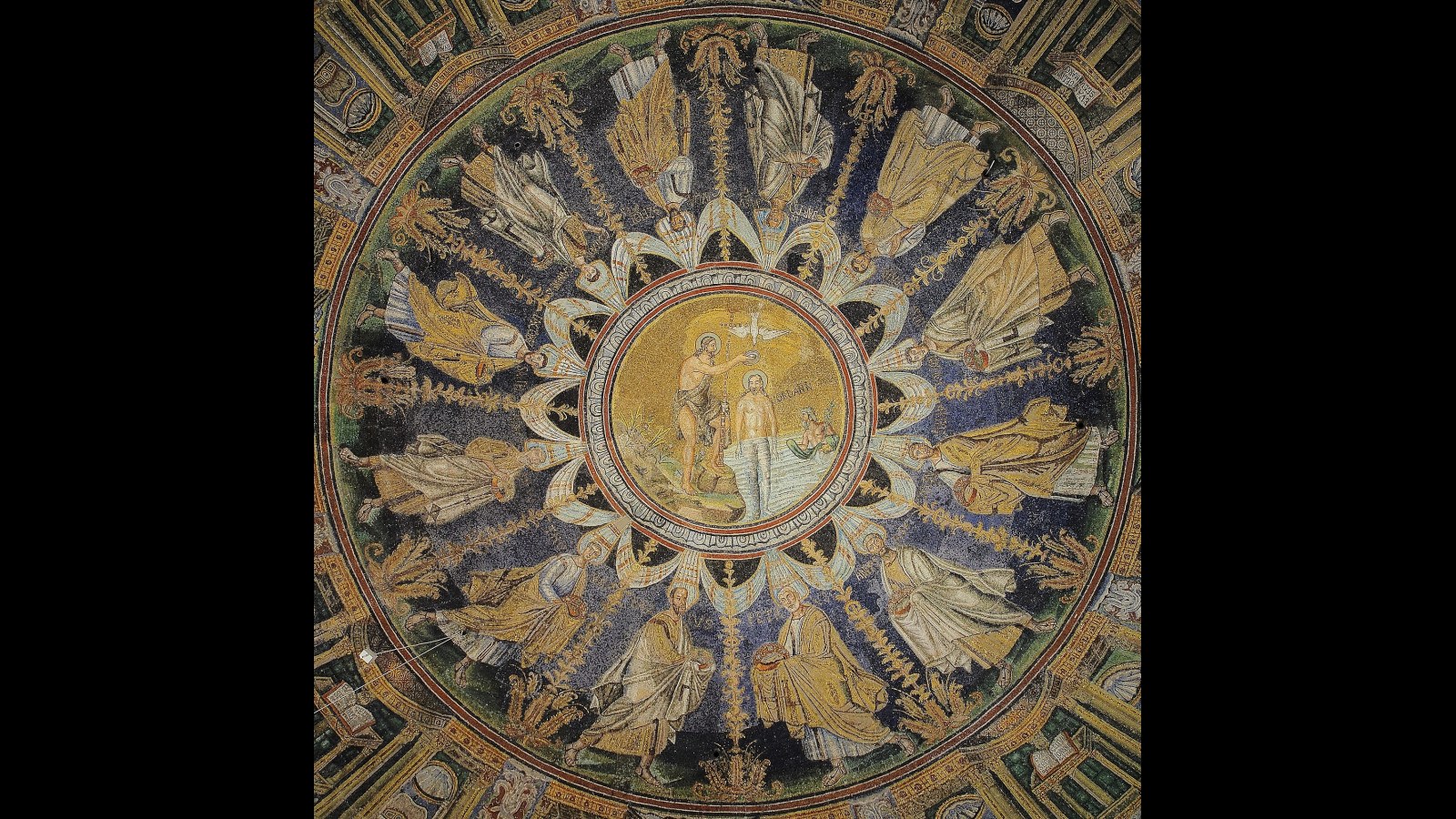 10. Le baptême est passé de grands bassins à de minuscules fonts baptismaux en pierre