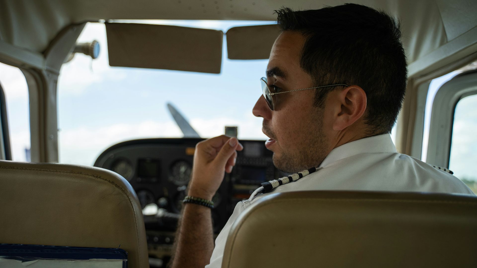 8. Des pilotes cubains ont fait défection et ont bombardé leurs propres aérodromes