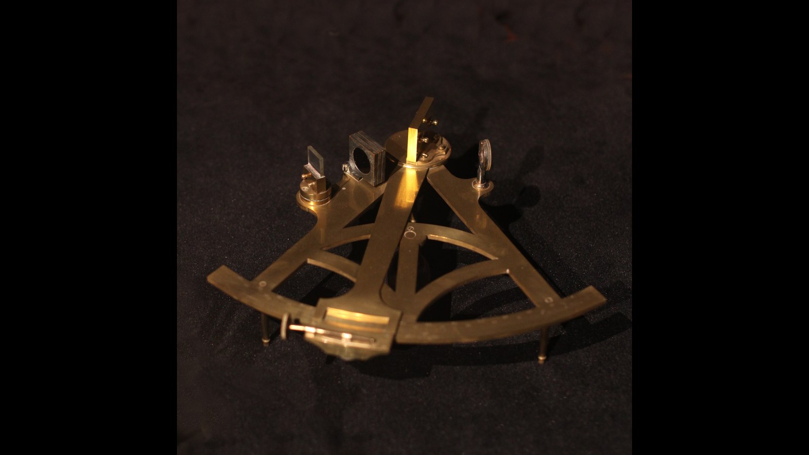 4. Le sextant de marine mesurait la lumière des étoiles avec la précision d'un miroir