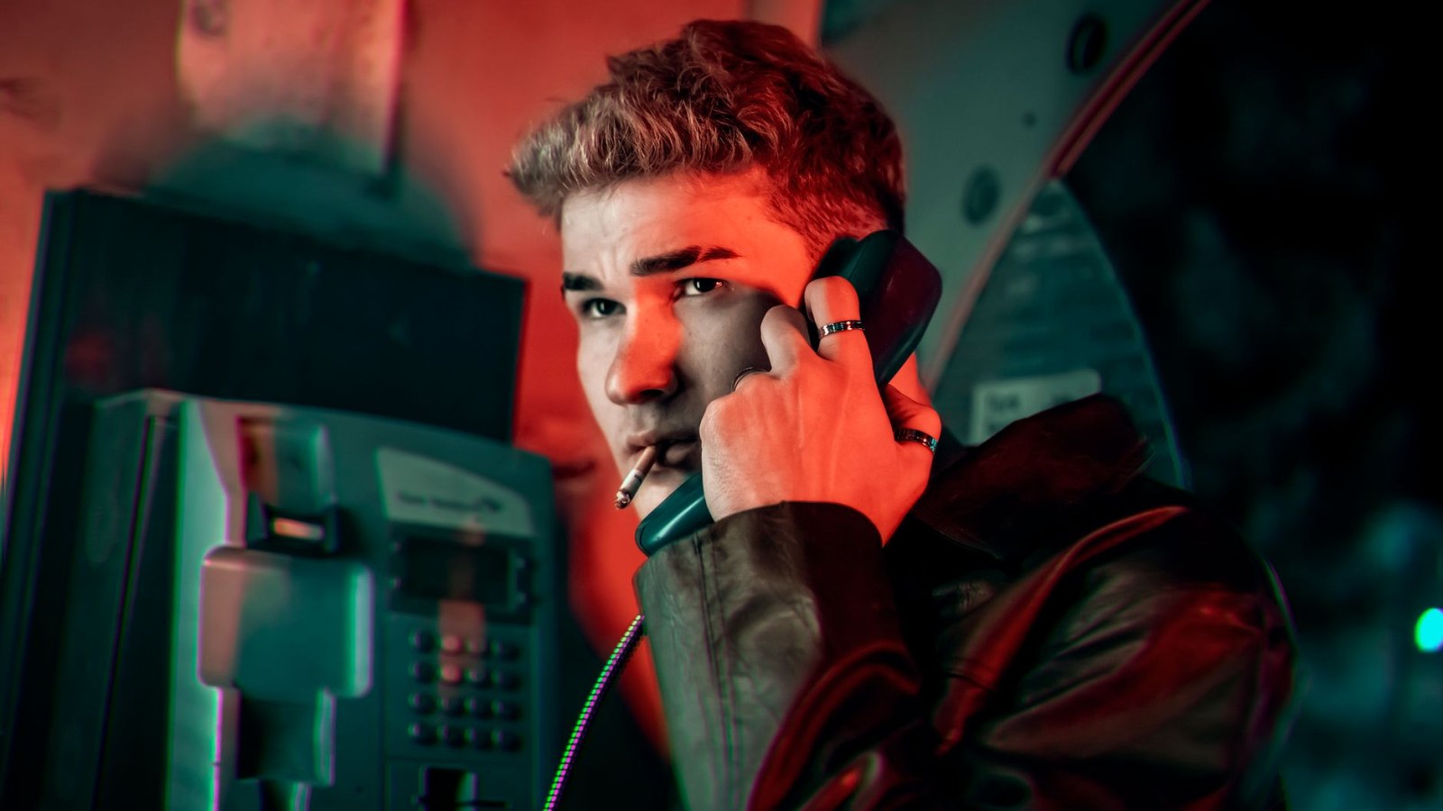 14. Des cabines téléphoniques dans les voitures-salons permettent aux voyageurs d'appeler chez eux à 70 miles à l'heure