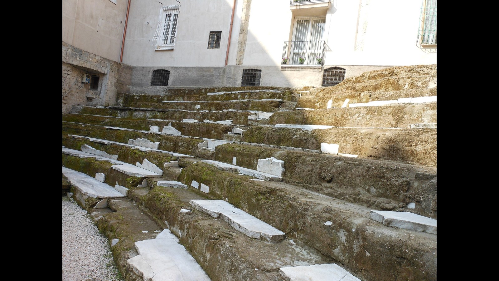 20. Des familles napolitaines accèdent à un théâtre romain par des trappes situées sous leurs lits