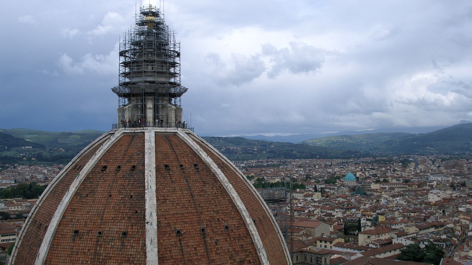 3. Florence a laissé un énorme trou dans son toit pendant 120 ans