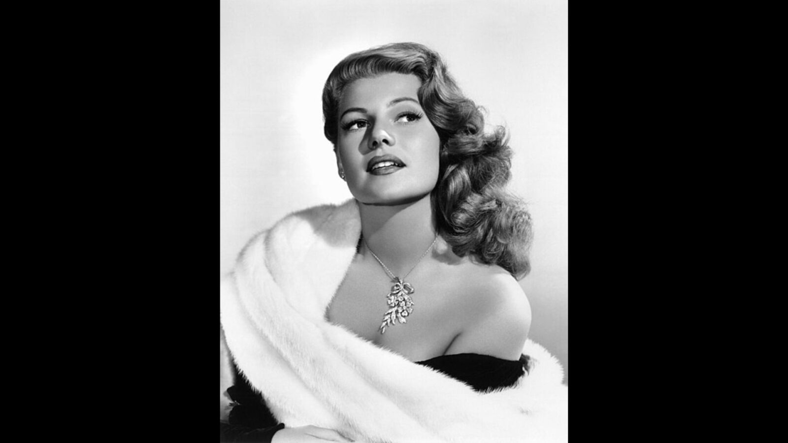 9. Il a fallu deux ans pour recréer la ligne des cheveux de Rita Hayworth