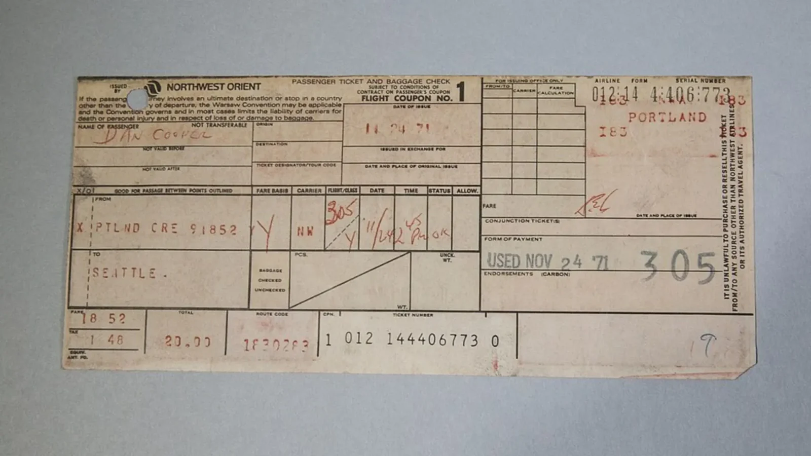 16. Un pirate de l'air a sauté de l'avion et n'a jamais été retrouvé