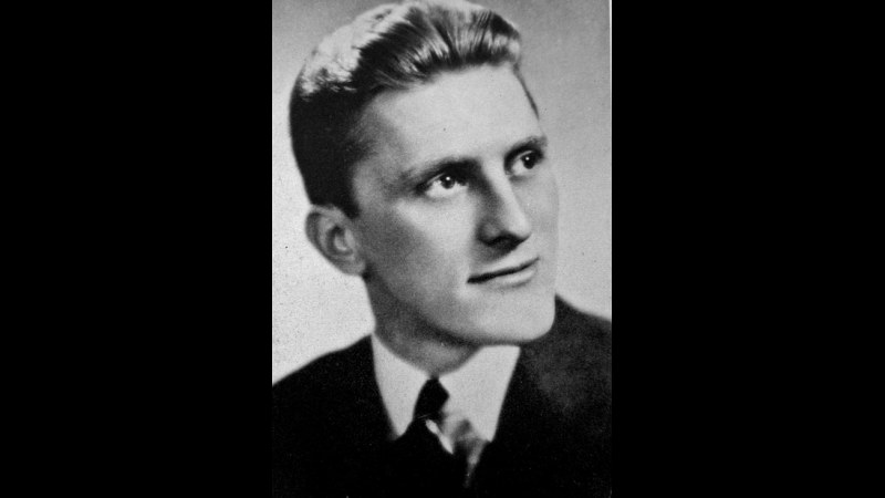 10. Kirk Douglas a exercé 40 métiers différents avant de tenir un scénario entre ses mains