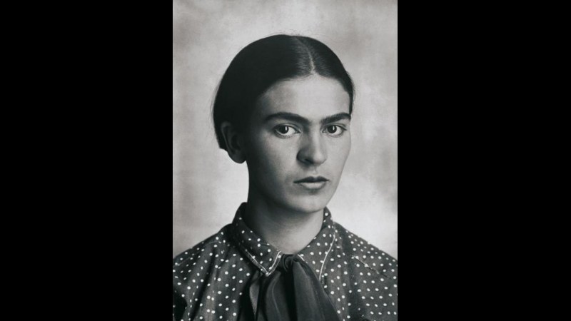 1. Frida Kahlo a transformé une colonne vertébrale brisée en autoportraits pleins de force