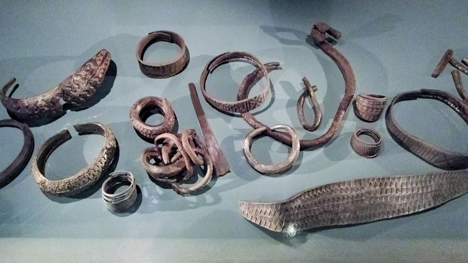 16. À l’époque où, pour se faire de l’argent, il fallait découper ses bijoux