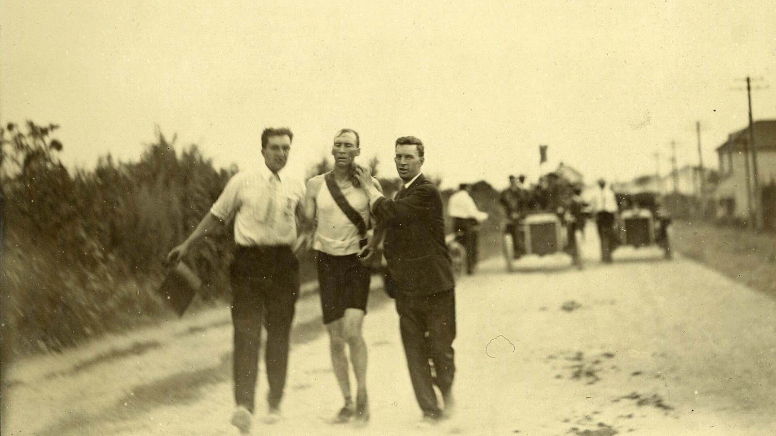 20. Thomas Hicks a été porté jusqu'à la ligne d'arrivée, où il a décroché la médaille d'or