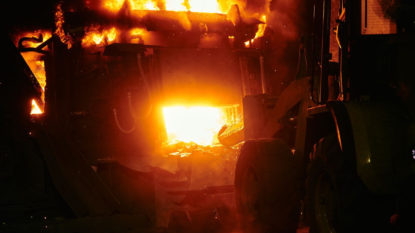 9. Une tempête a réduit l'usine en cendres pendant la nuit