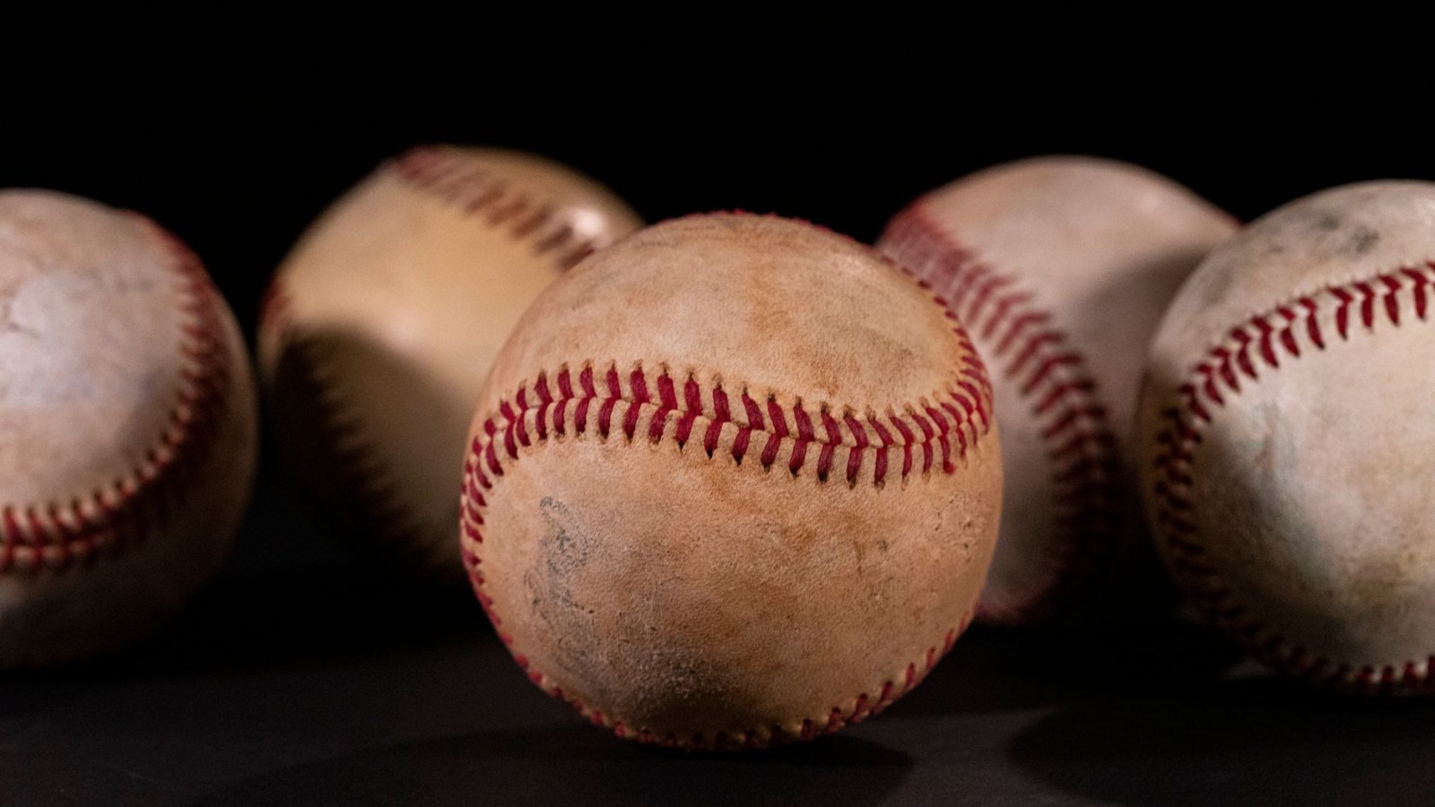 16. Les dirigeants de l'usine devaient assister au match de l'équipe de baseball de l'entreprise