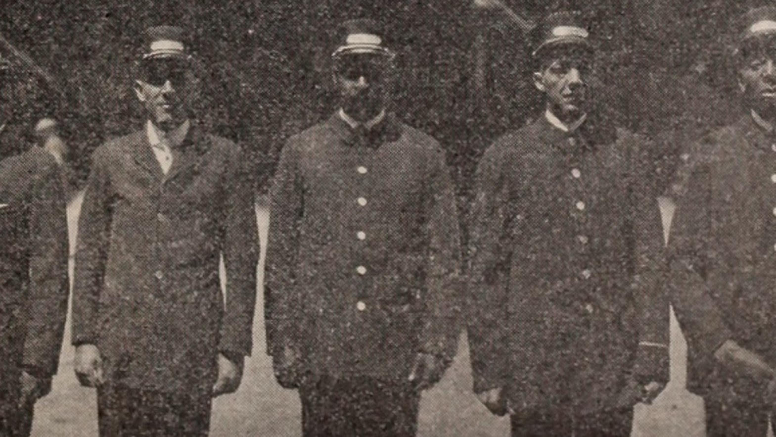 2. Les porteurs de Pullman ciraient des chaussures toute la nuit pour un salaire dérisoire