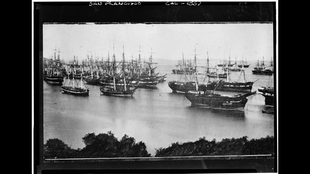 15. Un navire de la ruée vers l'or, réduit en cendres, repose au fond de la baie, sous le quartier financier de San Francisco
