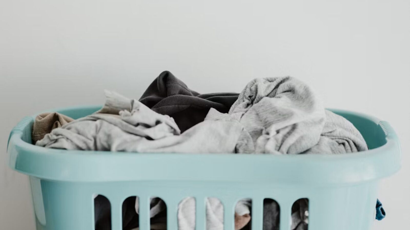 17. Les serveuses et les femmes de chambre devaient laver elles-mêmes leurs uniformes à la maison