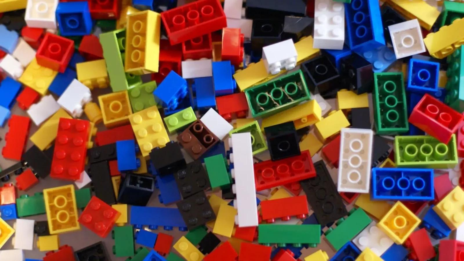 20. Un coup de foudre oblige finalement Lego à opter exclusivement pour le plastique