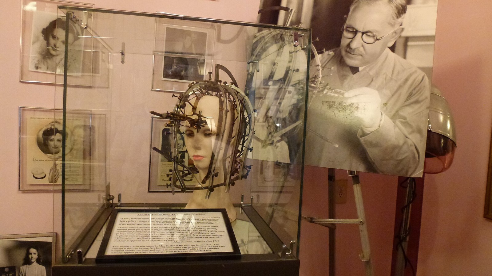 4. Max Factor a inventé le mot « maquillage » et l'a fait connaître au monde entier