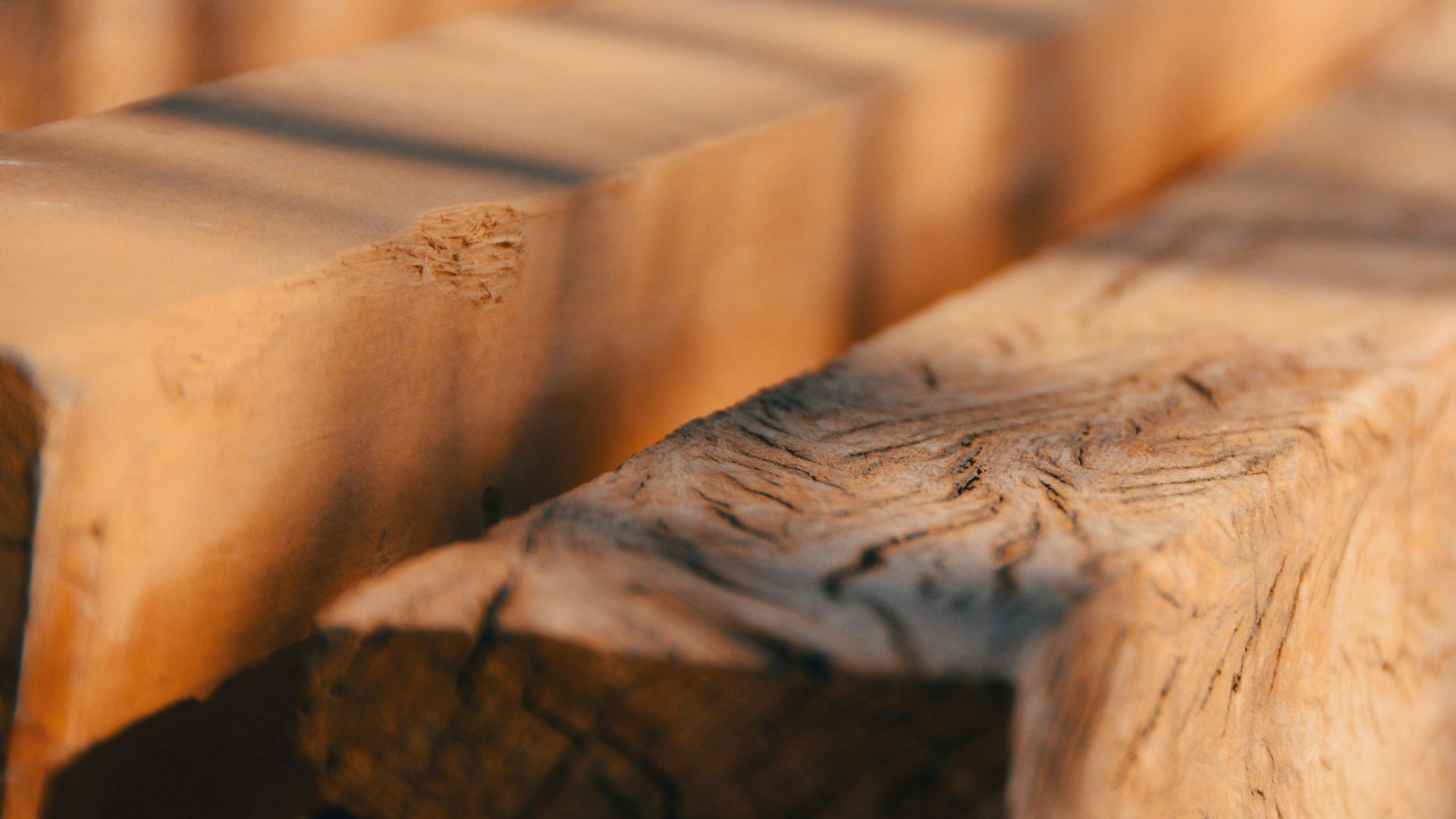 5. Graver des symboles mystérieux sur des poutres en bois