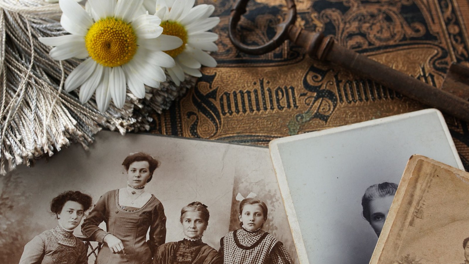 10. Des médaillons mécaniques qui s'ouvrent pour révéler des portraits secrets