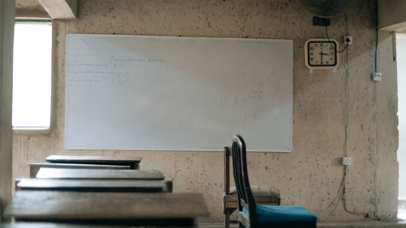 8. Les horloges électriques sonnent la cloche entre chaque cours