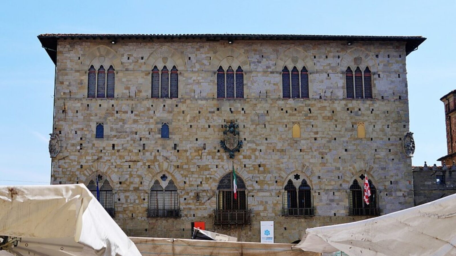 17. En 1348, le conseil municipal de Pistoia a rédigé des lois détaillées en matière de santé publique