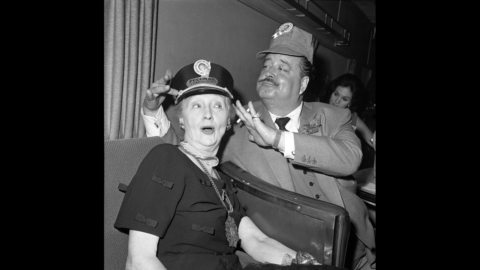 13. Hedda Hopper a créé des chapeaux ornés de cages à oiseaux et équipés de radios en état de marche