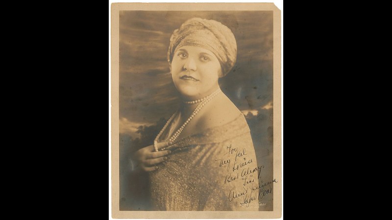 13. Tess Gardella a obtenu 115 000 dollars devant le tribunal, puis s'est déclarée en faillite