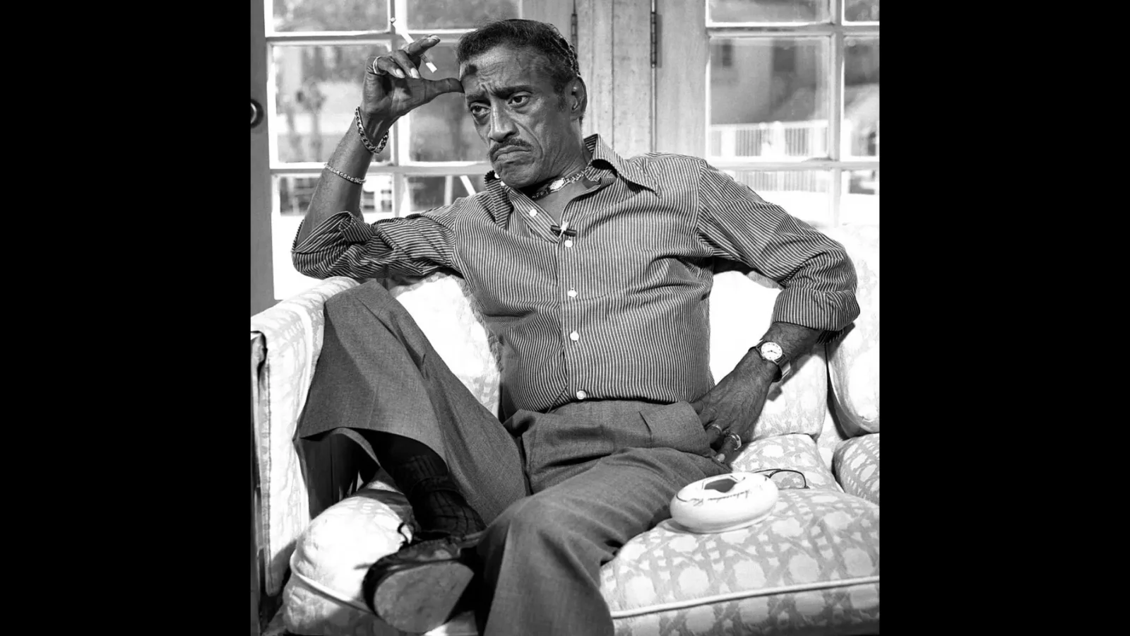 4. Sammy Davis Jr. portait un faux cigare pour échapper à la justice
