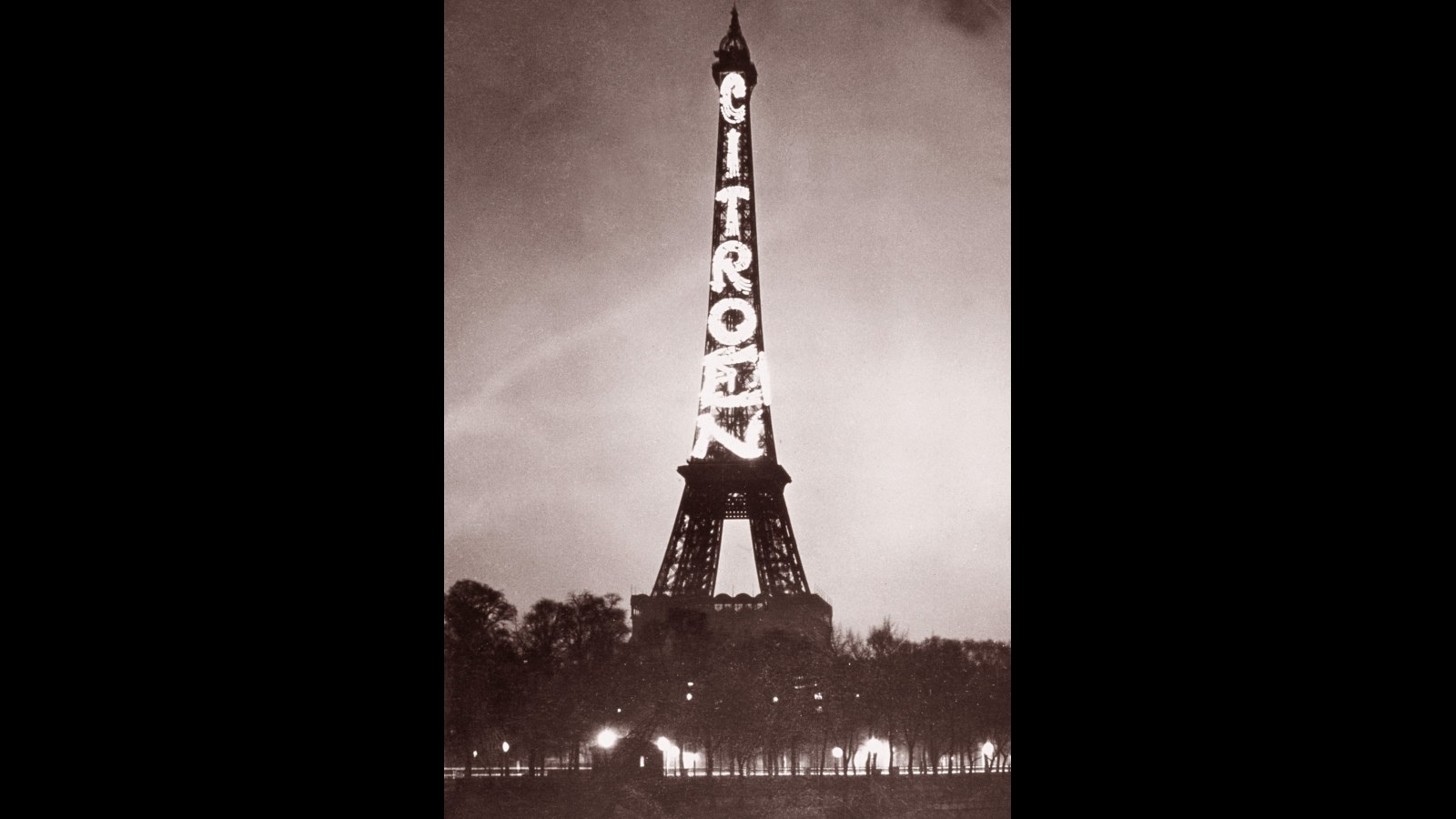 15. 250,000 Lightbulbs Turned The Tower Into A Citroën Ad