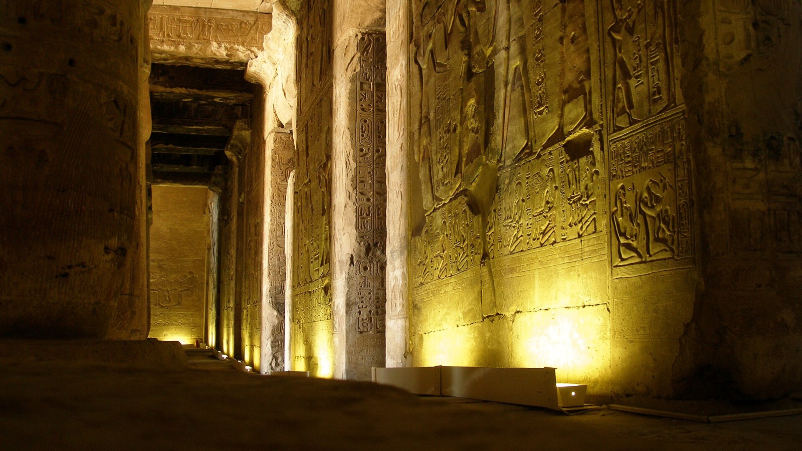 11. Les toits en pierre épaisse ont permis de préserver la netteté des reliefs d'Abydos représentant Séthi Ier