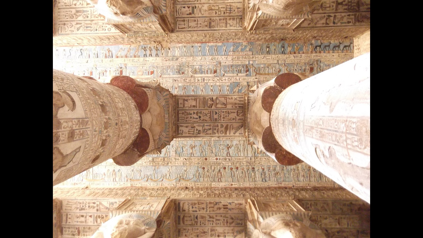 8. Le nettoyage de la suie a révélé le plafond étoilé de Dendérah