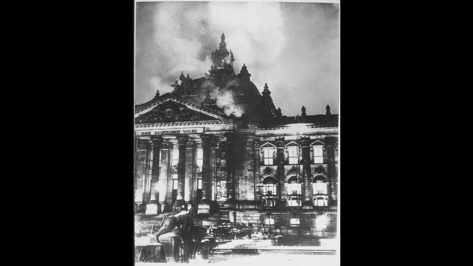 7. L'incendie du Reichstag a permis à Hitler de suspendre les libertés