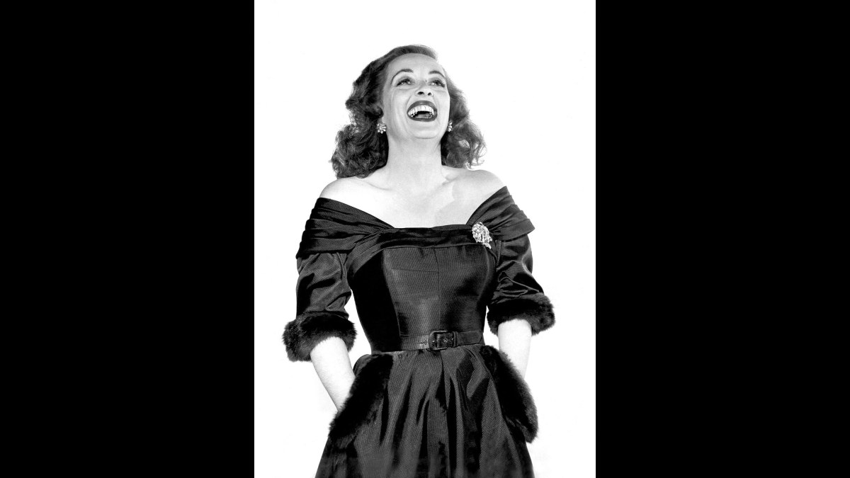 9. The Iconic Off-the-Shoulder Look Was An Accident