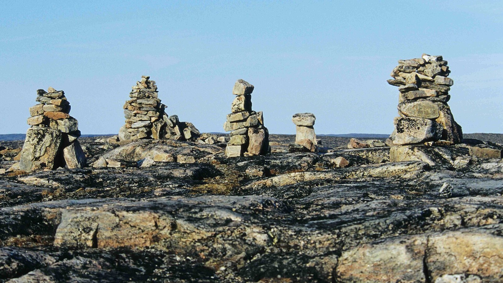 8. Les inuksuit, ces constructions en pierres érigées par les Inuits, indiquaient des passages sûrs à travers la toundra arctique
