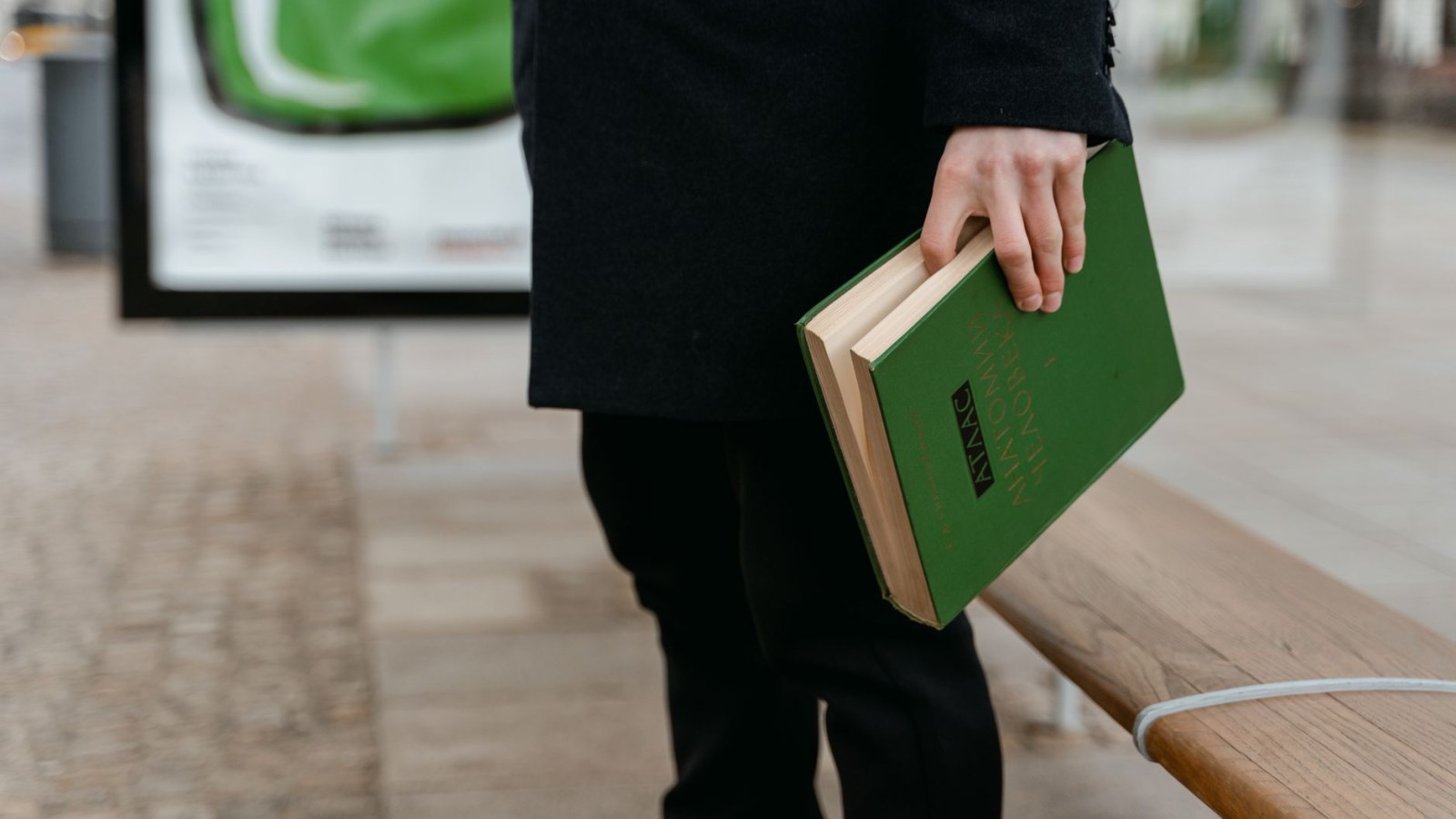 14. Les clients d'un bar se mettent à voler le livre