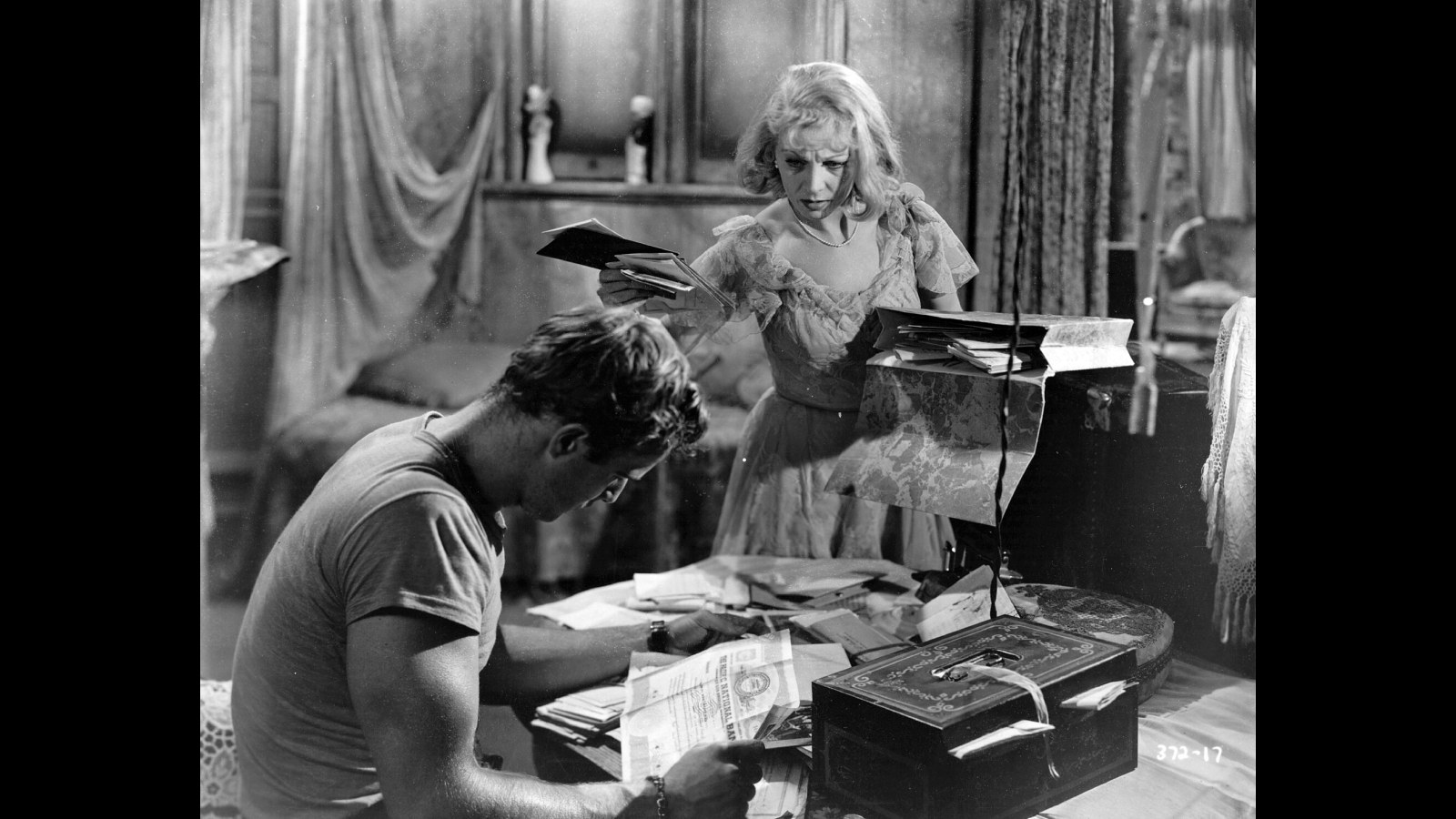 16. Olivia De Havilland Chose Motherhood Over Streetcar's Blanche DuBois