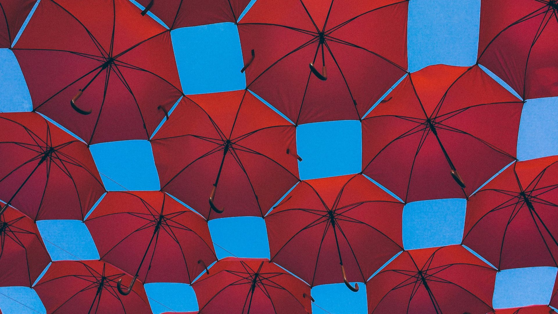 18. Utiliser des parapluies rouges pour révéler des blessures cachées