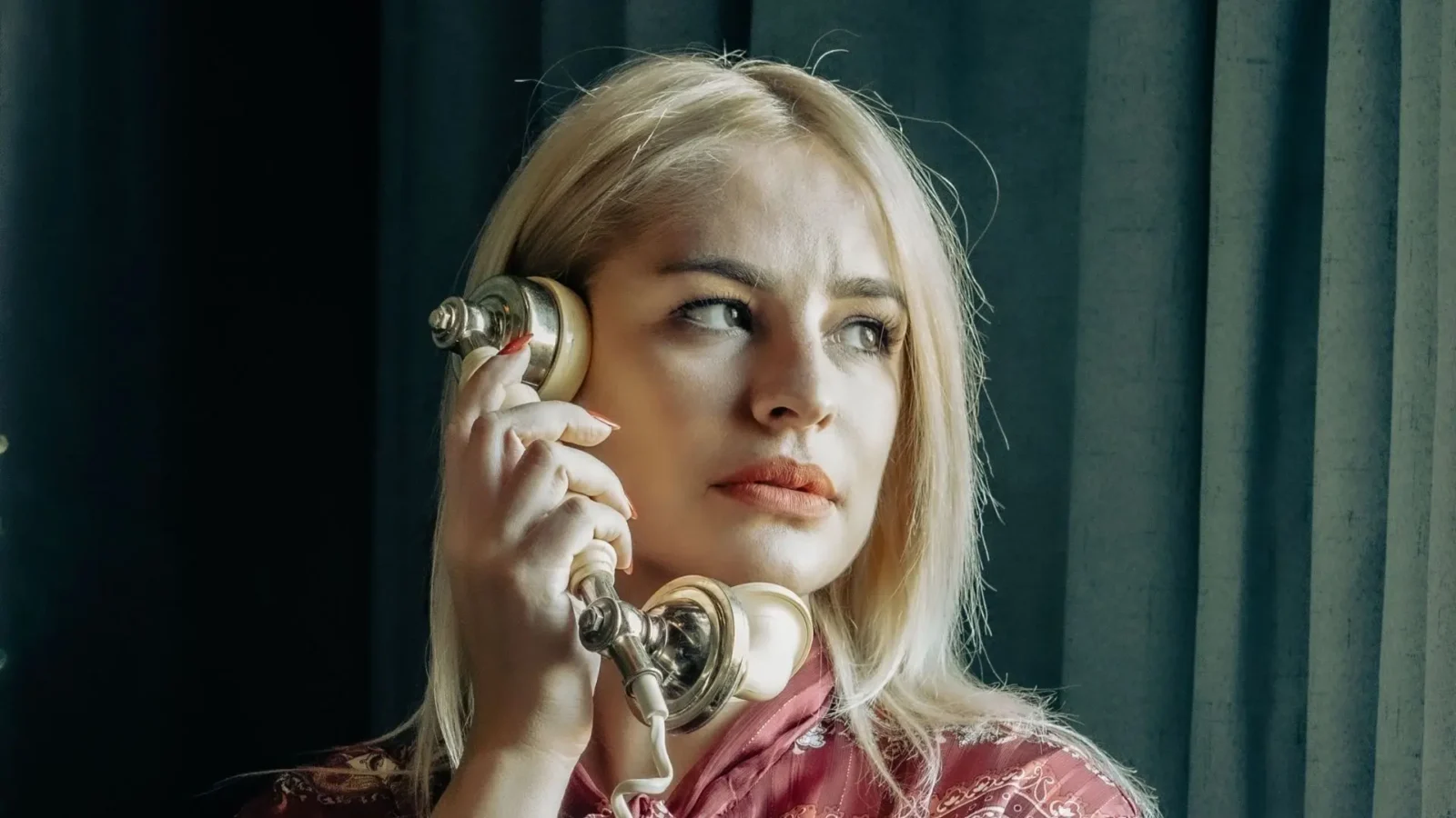 20 Ways Old-Fashioned Telephone Calls Were Anything But Private