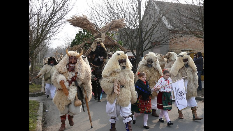10. Les villageois masqués de Šokci chassent l'hiver lors du Busójárás