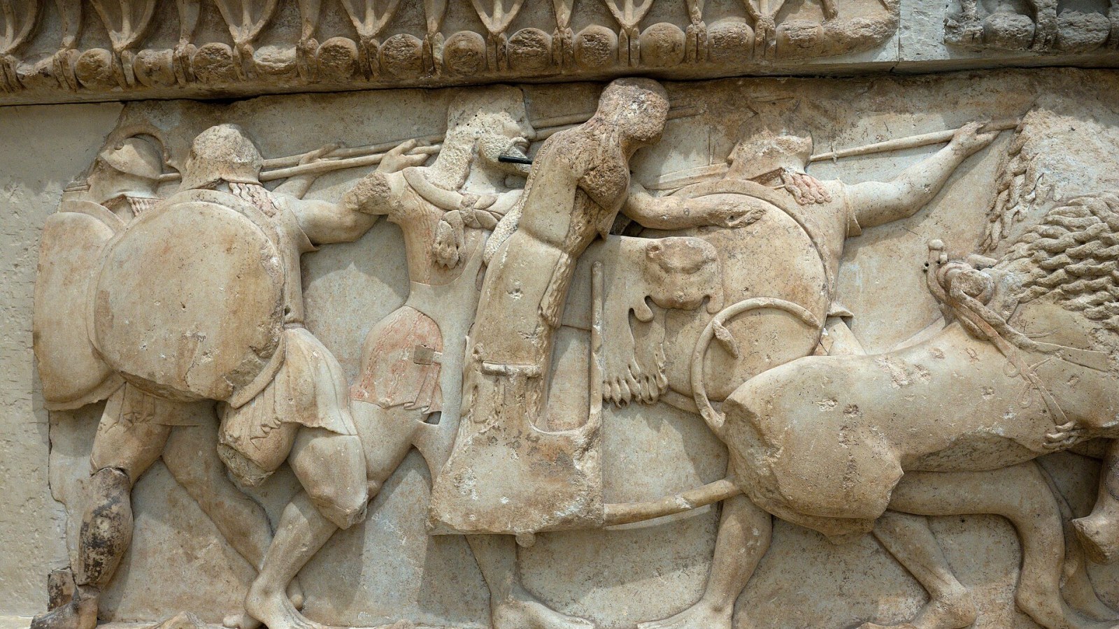2. Le trésor de Siphnos utilisait le bleu égyptien pour mettre en valeur ses dieux