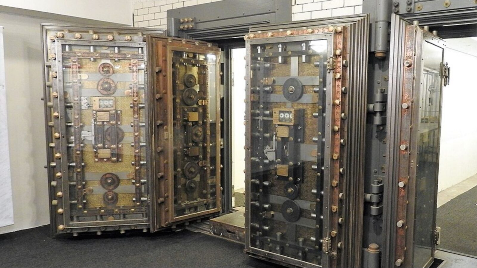4. Bank Managers Slept Above The Vault They Guarded